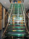Лестницы с каркасом и ограждениями из металла, ступенями из ламинированного стекла (триплекс)